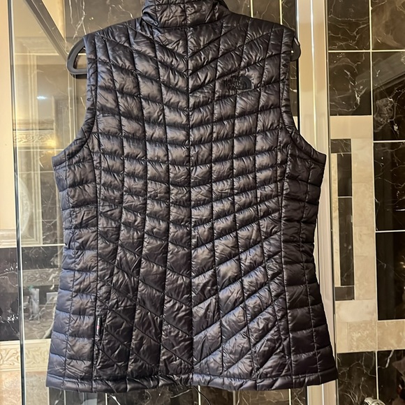 The North Face Thermoball black vest, size M, NWOT. - Picture 5 of 8